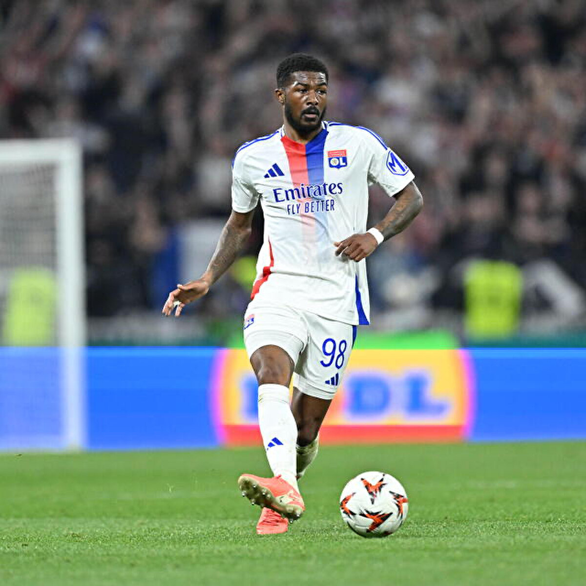 Geride kalan sezonda Lyon formasıyla 44 maça çıkan İngiliz oyuncu, 1 gol ve 7 asistlik performans sergiledi.<br><br>