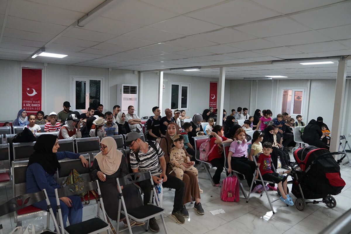 Aileler gönüllü, güvenli, onurlu ve düzenli geri dönüş işlemlerinin ardından otobüslerle sınır kapılarına doğru yola çıkıyor. Gönüllü geri dönüş için Hatay Cilvegözü Kara Hudut Kapısı, Hatay Yayladağı Kara Hudut Kapısı, Hatay Zeytindalı Kara Hudut Kapısı, Kilis Öncüpınar Kara Hudut Kapısı, Kilis Çobanbey Kara Hudut Kapısı, Gaziantep Karkamış Kara Hudut Kapısı ve Şanlıurfa Akçakale Kara Hudut Kapısı'ndan çıkış yapılabiliyor.