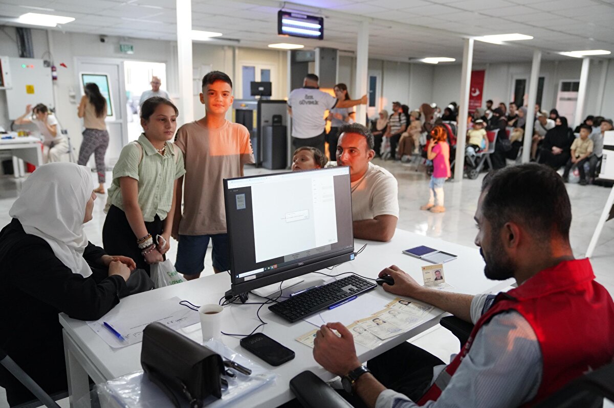 Ülkesine gönüllü, güvenli, onurlu ve düzenli bir şekilde dönmek isteyen Suriyelilerin işlemlerini gerçekleştirdikleri en önemli merkezlerden birisi, İstanbul Arnavutköy Yerleşkesi'ndeki Gönüllü Geri Dönüş Koordinasyon Merkezi. Gönüllü geri dönüş işlemleri için internet üzerinden randevu alan Suriyeliler, tüm işlemlerini koordinasyon merkezinde tamamlıyor.