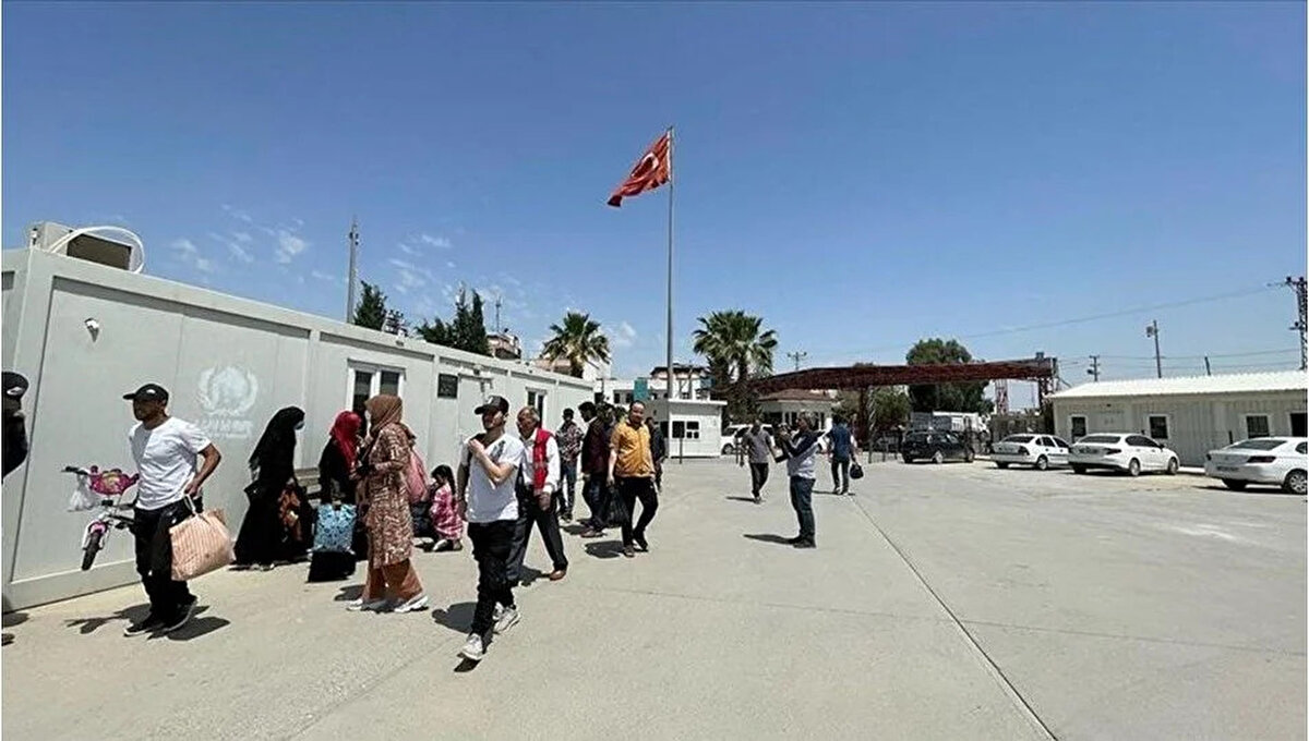 Uzun yıllar kaldıkları Türkiye'den ayrılmanın hüznünü yaşadıklarını belirten Suriyeliler, kendi vatanlarına döndükleri için mutlu olduklarını söyledi.