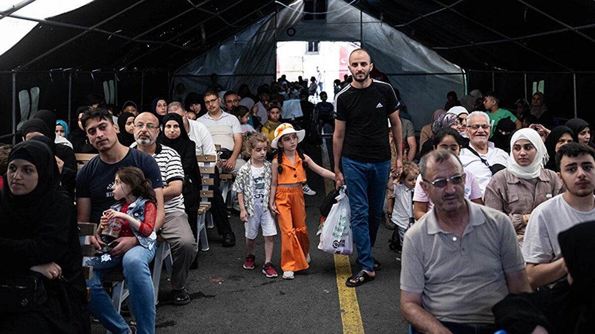 <br>Öte yandan; İstanbul Arnavutköy Yerleşkesi'ndeki Gönüllü Geri Dönüş Koordinasyon Merkezi'nde gönüllü geri dönüş işlemlerini yapan Suriyeliler, duygularını anlattı.