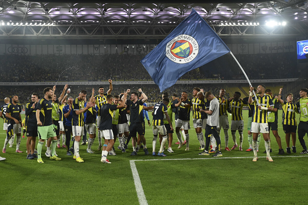 **Göztepe - Fenerbahçe İzmir Rekoru**<br><br>İki takım lig tarihinde İzmir’de 30. kez karşı karşıya gelecek. Geride kalan 29 müsabakada en fazla sonuç beraberlik oldu; iki ekip 14 maçta eşitliği bozamadı.<br><br>Fenerbahçe deplasmanda rakibini 9 kez mağlup ederken, Göztepe taraftarının önünde 6 galibiyet aldı. Sarı-lacivertliler bu karşılaşmalarda 34 gol kaydederken, Göztepe 25 kez rakip fileleri havalandırdı.<br>