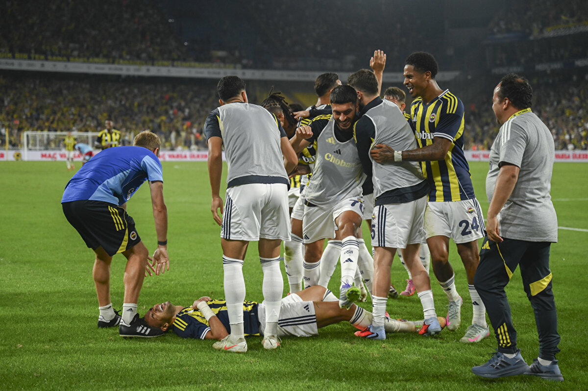 Feyenoord ile oynanan iki mücadelede süre almayan Çağlar Söyüncü ve Djiku’nun yanı sıra İrfan Can Kahveci de Göztepe karşısında forma giymeye en yakın isimler arasında yer alıyor.