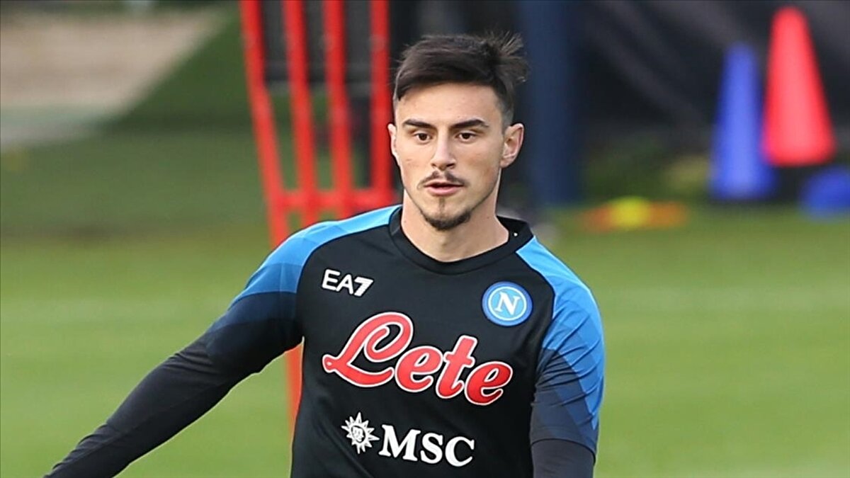 Öte yandan West Ham'ın da Eljif Elmas için ciddi bir teklifte bulunduğu belirtildi. Serie A ya da Premier Lig'de oynamak isteyen Makedon futbolcunun Leipzig'den ayrılışının birkaç gün içinde gerçekleşebileceği iddia edildi.