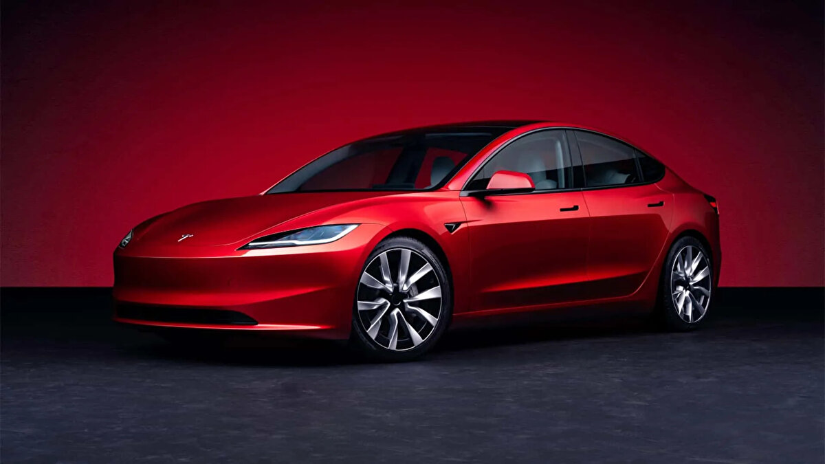 <br><br>1- TESLA MODEL 3<br><br>Elon Musk’ın ABD’li otomobil markası Tesla, elektrikli olmasına rağmen pek çok açıdan diğer rakiplerinin ötesinde. Yolcu ve yaya korumasında olağanüstü puanlar alan Model 3, acil frenleme sistemiyle dikkat çekiyor. Ayrıca açılır kaput ve çocuk varlığı algılama özellikleri de cabası.<br>