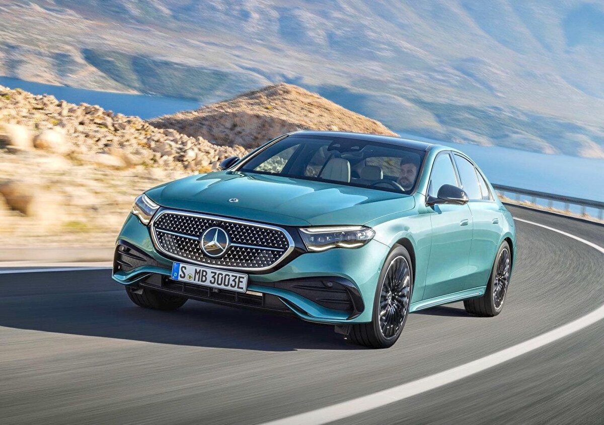<br><br>2- MERCEDES E-SERİSİ<br><br>Alman merkezli otomobil üreticisi Mercedes, genelde lüks ve pahalı arabalarıyla rol oynuyor. Ancak fiyatının hakkını verdiğini söylemek mümkün. Zira etkili çarpışma önleme sistemlerinin yanı sıra, bisiklet algılama uyarılarıyla birlikte üstün güvenlik sağlıyor. İçten yanmalı motora sahip araçlar arasında güvenilirlik açısından en güvenli modellerden biri.<br>