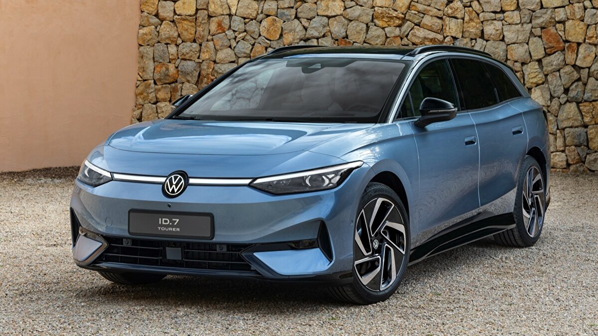 <br><br>4-VOLKSWAGEN ID.7<br><br>Passat’ın satış ve üretimden kaldırılmasının ardından yerine gelen elektrikli ID.7, tasarımının ve özelliklerinin yanı sıra güvenliğiyle de dikkat çekiyor. Önden çarpma testlerinde tam puan alan bu otomobil, öte yandan yaya yaralanmalarını azaltmak için tasarlanan açılır bir kaputa sahip. Güncellenen aktif güvenlik sistemleri de markanın önceki modellerine kıyasla daha kullanıcı dostu.<br>