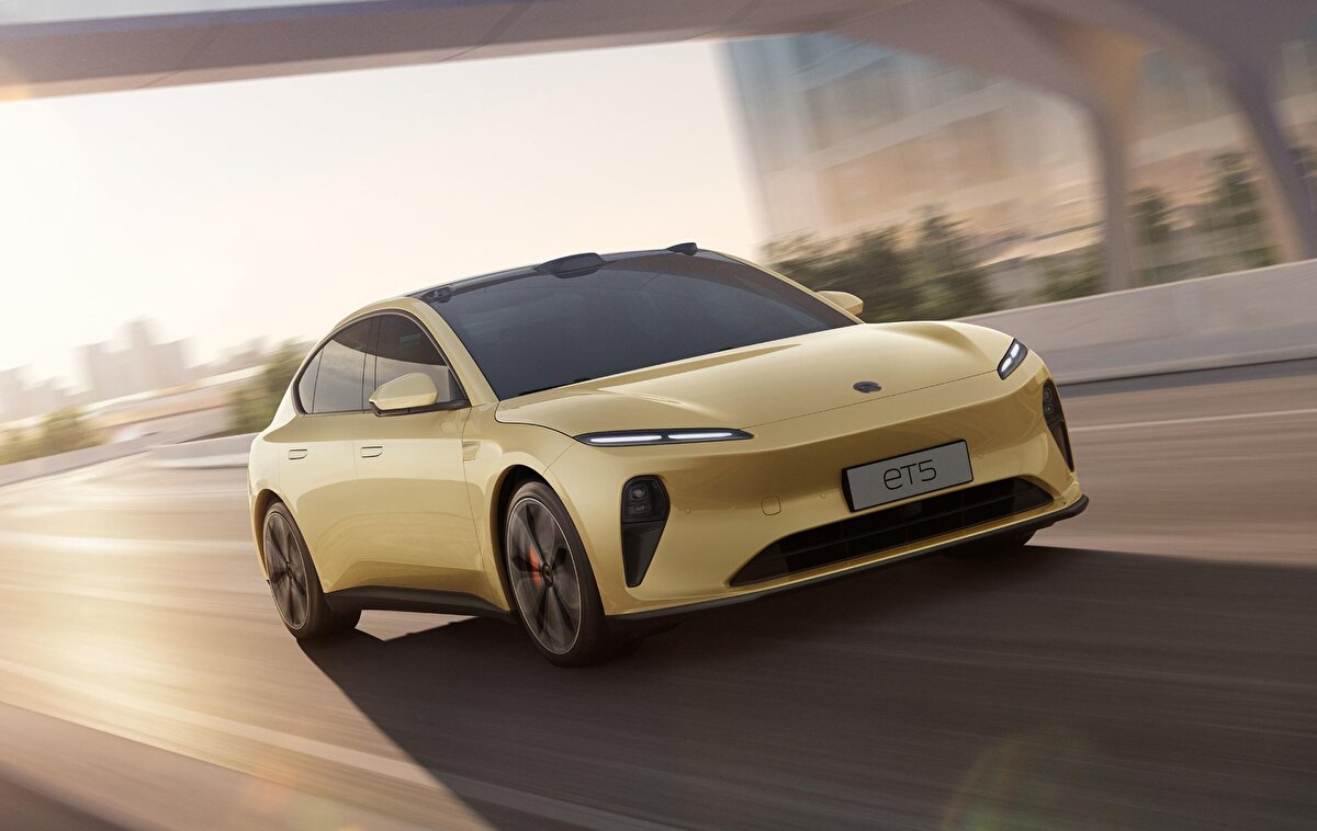 <br><br>5- NIO ET5 – Çinli Elektrikli Sedan<br><br>Yine bir Çinli ve bu kez Nio markası listede. Genel puanlamada Polestar 3 ve Smart #3 ile aynı seviyede yer alan NIO ET5, yetişkin yolcu koruması ve güvenilir sürücü destek özellikleriyle öne çıkıyor. Ancak bisikletli algılama sistemi geliştirilmeye açık.<br>