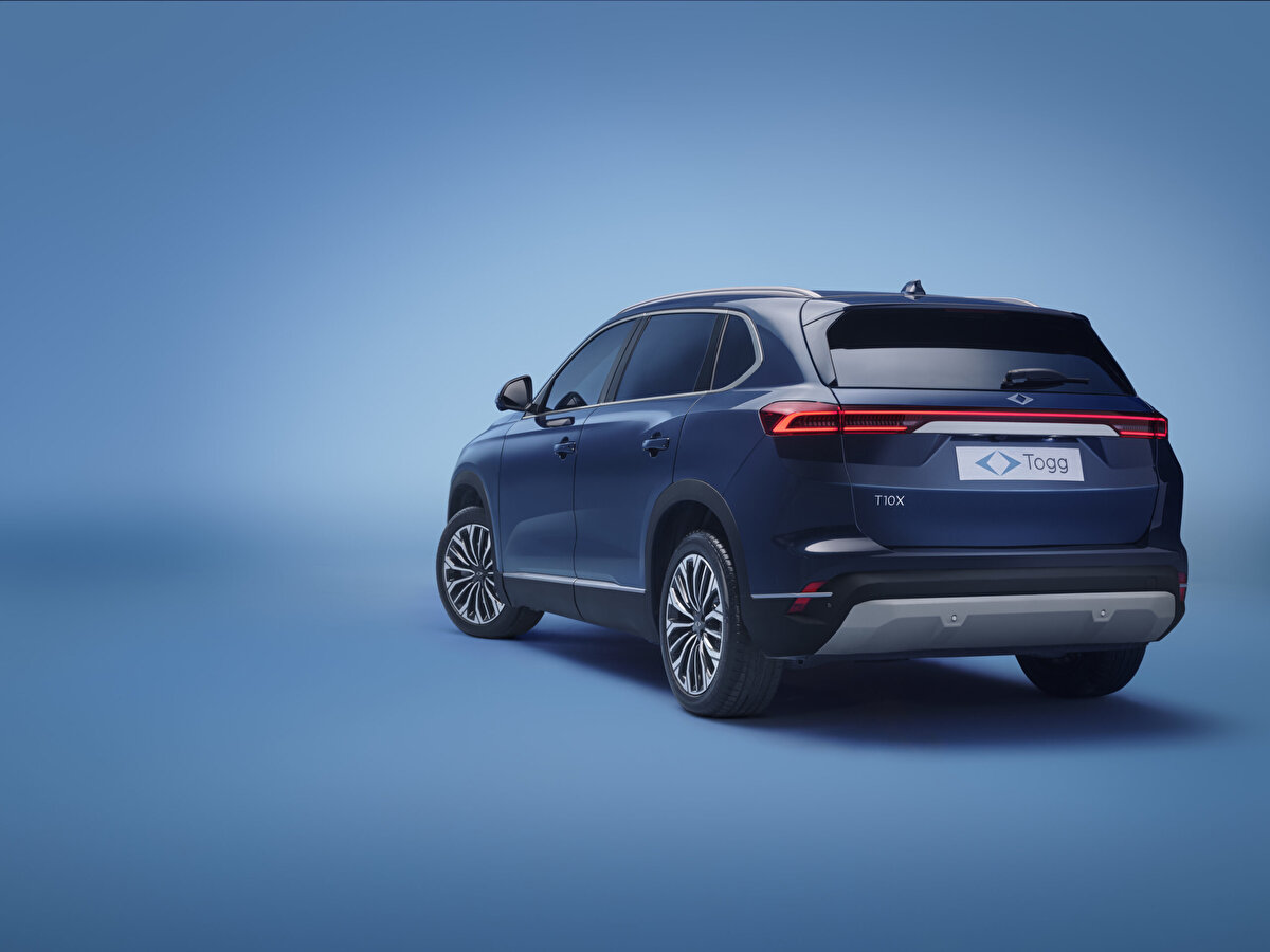 Çinli otomotiv devi Chery’nin de 1 milyar dolarlık yatırım planladığı konuşuluyor. Ayrıca Türkiye’de konvansiyonel araçlarda uygulanan %220’ye varan ÖTV, elektrikli araç talebini artırıyor. 2025’in ilk yedi ayında 100 binden fazla elektrikli araç satıldı; bu, geçen yılın aynı dönemine göre %147 artış demek.