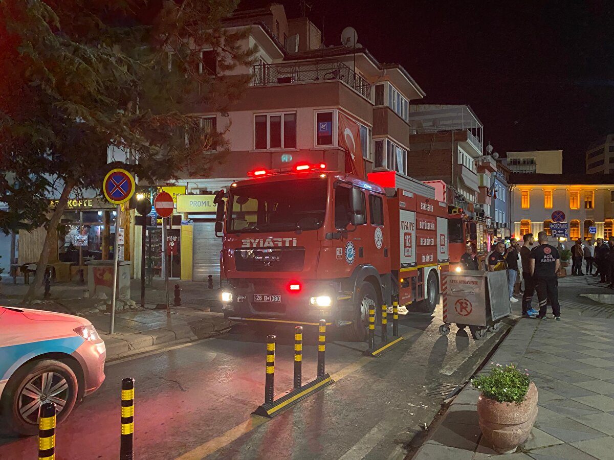 İtfaiye ekipleri, binadaki dumanı tahliye etti.