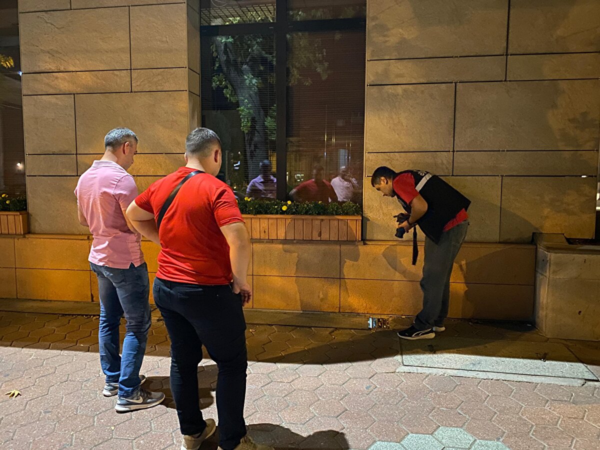 Olayda herhangi bir yangının yaşanmadığı bildirilen açıklamada, şunlar kaydedildi:<br><br>"Mazgalın bulunduğu alanda açık olan bir mutfak penceresinden içeriye duman girişi olmuştur. İhbar sonrası itfaiye ekiplerimiz hızla olay yerine intikal ederek yemekhane başta olmak üzere binada gerekli kontrolleri yapmış, tehlike arz eden bir durum olmadığı belirlenmiştir."