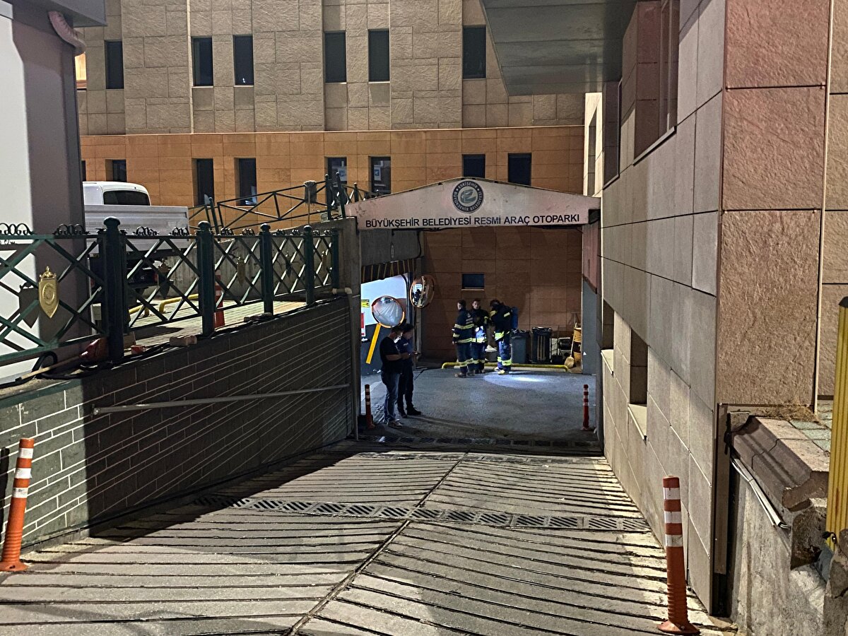 EBB'den yapılan yazılı açıklamada, söz konusu dumanın binanın önünde bulunan, rüzgarın etkisiyle yapraklarla dolmuş mazgala yakıcı bir maddenin düşmesi sonucu meydana geldiği belirtildi.