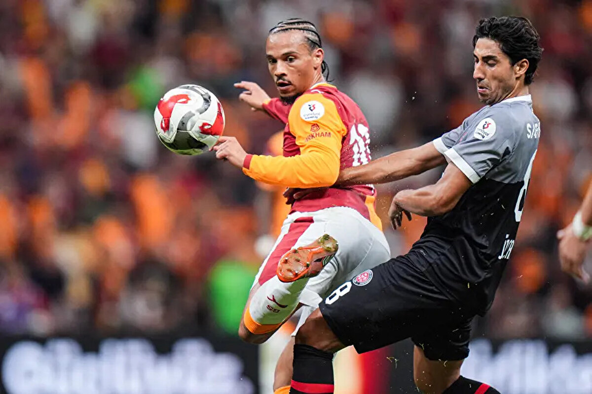 36. dakikada Galatasaray'ın penaltı beklediği pozisyonda karar ne olmalıydı?<br> <br>Bahattin Duran: İkili bir mücadele, arkasından gelen top. Olabildiğince doğal şekilde koluna geliyor top. Devam kararı doğru.<br> <br>Bülent Yıldırım: Berkay Özcan o topun nereden geldiğinin bile farkında değil. Burada hiçbir sorun yok. Devam.<br> <br>Deniz Çoban: Çarpmaya örnek olur bana göre de bu. Hakemin devam kararı bence de doğru.