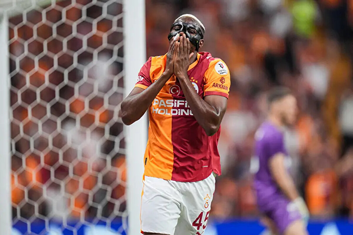 Victor Osimhen'in ofsayta takılan golünde karar doğru mu?<br> <br>Deniz Çoban: Süleyman Özay'ı tebrik edelim, sahada çözdü.<br> <br>Bülent Yıldırım: Yardımcı hakemi kutlayalım, çok doğru bir tespit yapmış. Hiçbir şüphe yok, ofsayt kararı doğru.<br> <br>Bahattin Duran: Yardımcı hakem güzel yer almış.