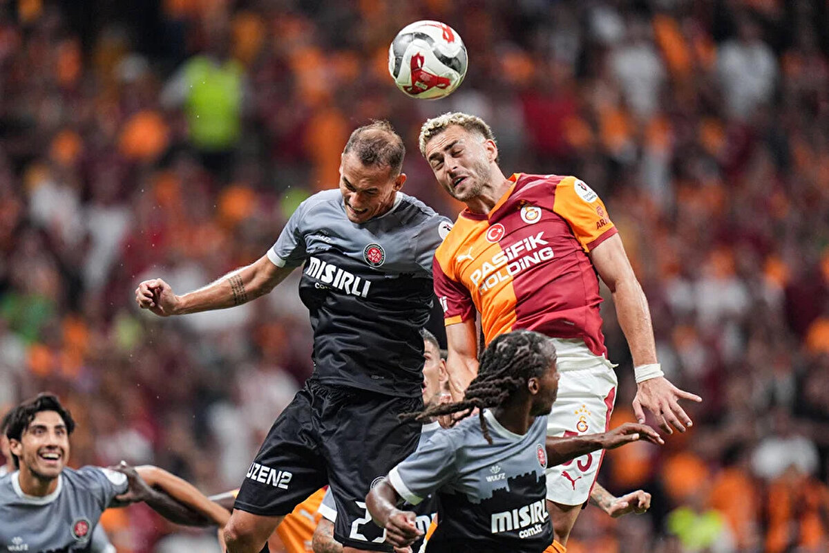 Galatasaray'ın ilk golü öncesinde Barış Alper Yılmaz'ın müdahalesinde devam kararı doğru mu?<br> <br>Bülent Yıldırım: İkili mücadele sırasında Barış Alper rakibinden kurtulmaya çalışırken elle yüzüne temas ediyor. Avuç içinin Tresor'un yanağını ittik gördük. Bu görüntüleri izledikten sonra bu pozisyonun temiz olduğunu iddia edemem. Elle yüze bir temas gördükten sonra bu pozisyon minimum dikkatsiz fauldur. Bu pozisyon saha içinde verilmesi gereken bir faul pozisyonu. Hakem bunu kaçırmış. VAR, etkiyi ispat edebileceği bir görüntü olmadığı için de müdahil olmamış.<br> <br>Bahattin Duran: Barış Alper'in sağ eli rakibin yüzüne geliyor. Bu pozisyonda ben Barış Alper'i Karagümrüklü oyuncuyu yüzünden hafif de olsa ittiğini ve bir faul yaptığını düşünüyorum. Kontrolsüz değil, dikkatsiz bir faul. Sarı karta gerek yok. VAR tekniği açısından ise bu "sana göre", "bana göre" bir pozisyon. VAR'ın müdahale etmemesini doğru buluyorum.<br> <br>Deniz Çoban: Bir kere bu bir faul. VAR'ın soğuk terler dökeceği bir pozisyon, eğer farkındaysa pozisyonun. VAR'ı çok fazla eleştiremem. Buna karışılır diyen de çıkar, karışılmaz diyen de çıkar.