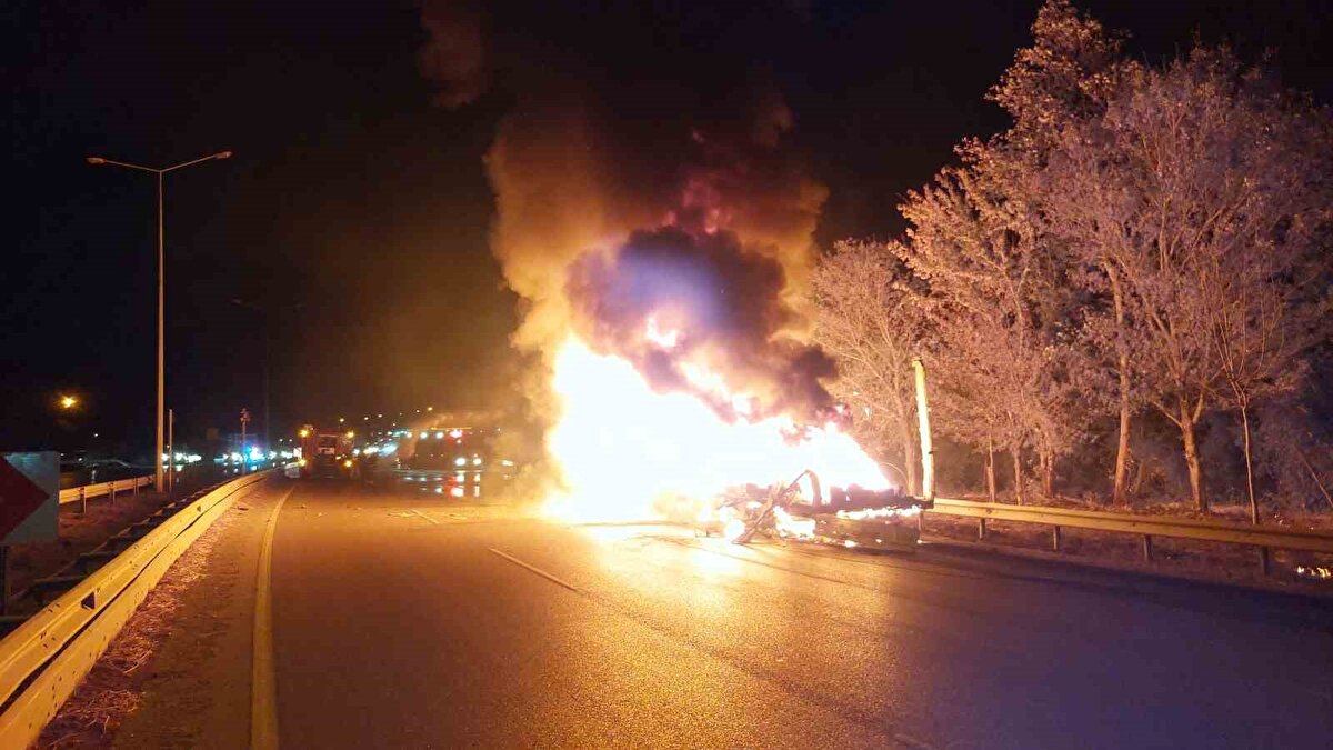 Samsun-Ordu ve Samsun-Ankara kara yolu araç ve yaya trafiğine kapatıldı. 