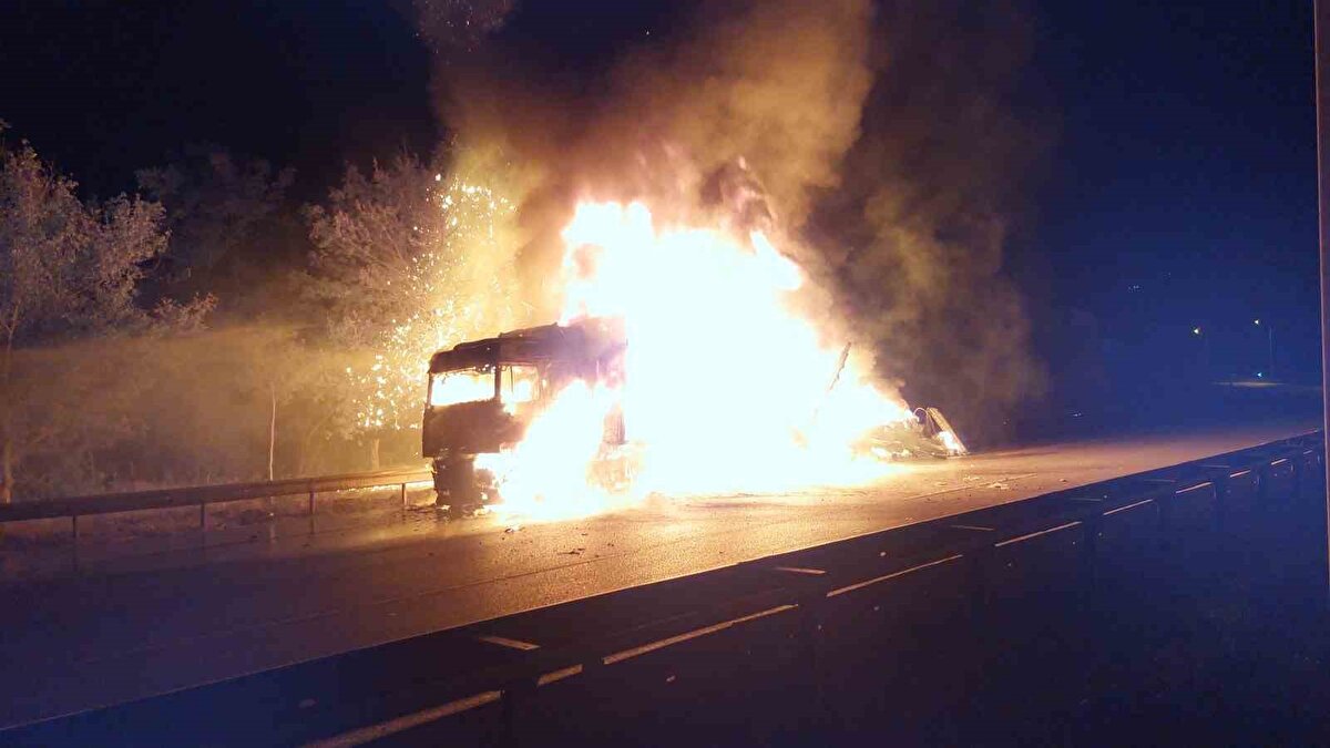 Tırın dorsesinden yola saçılan tiner kutuları yanmayı sürdürürken, bir süre ilerleyen tır durarak tamamen yanmaya başladı. 