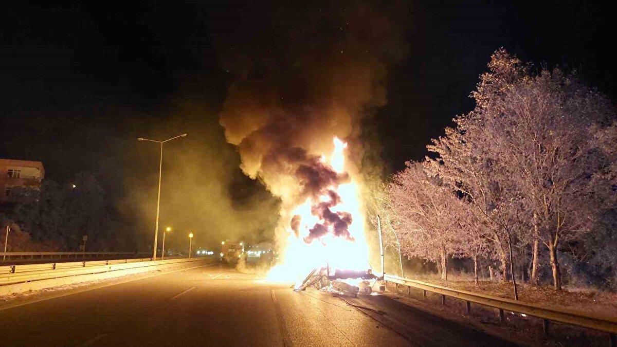 Samsun Büyükşehir Belediyesi İtfaiye Daire Başkanlığı ekipleri yangını söndürmek için seferber oldu.