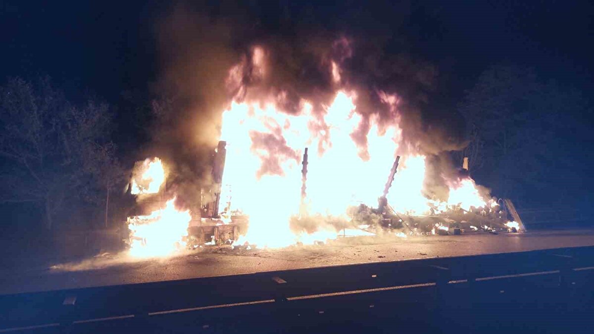 Alev topuna dönen tırda zaman zaman tiner kutuları patlarken, yangın yerine itfaiye, polis ve ambulans sevk edildi