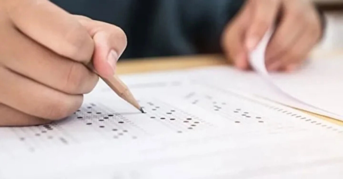 ÖSYM tarafından “YKS tercih sonuçları açıklandı” duyurusu geldikten sonra adaylar sonuc.osym.gov.tr adresinden sorgulama ekranına ulaşacak. T.C. kimlik numarası ve aday şifreleriyle birlikte sorgulama işlemi gerçekleştirilecek. Şifresini unutan adaylar ÖSYM’den şifremi unuttum şeçeneğiyle veya e-Devlet giriş seçeneğiyle sisteme giriş yapabilecek. YKS tercih sonuçları ekranında adaylar yerleştikleri üniversiteyi, bölümü, puan türünü, tercih sıralaması gibi bilgileri görüntüleyebilecek.