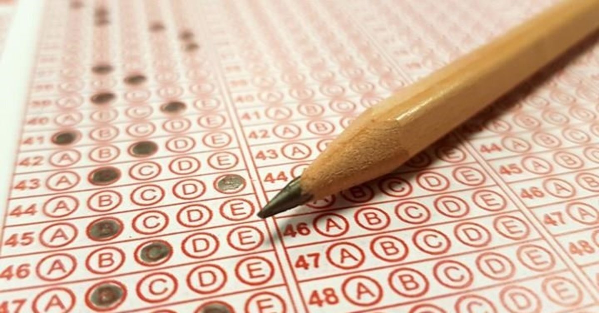 Üniversite kayıtları e-Devlet üzerinden online olarak yapılabildiği gibi okulların öğrenci işleri biriminden de yüz yüze olarak gerçekleştirilebilir. Kayıt işlemlerinin bu yıl 25-30 Ağustos tarihleri arasında alınması bekleniyor.