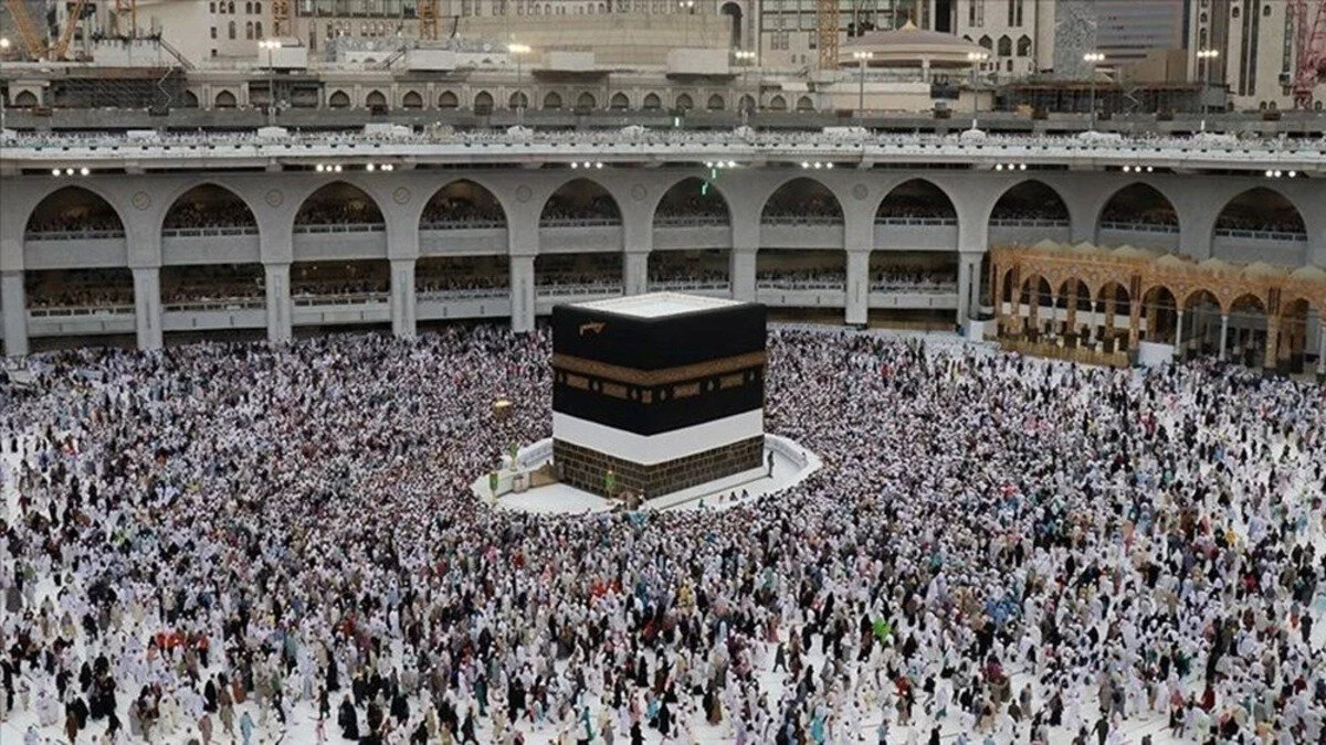 İlk kez kuraya kayıt olacak hacı adaylarının Albaraka, Emlak Katılım, Halkbank, Kuveyttürk, Türkiye Finans, Vakıfbank, Vakıf Katılım, Ziraat Bankası ve Ziraat Katılım Bankası üzerinden 950 TL’lik ön kayıt ücretini yatırarak kayıtta bulunabilecek