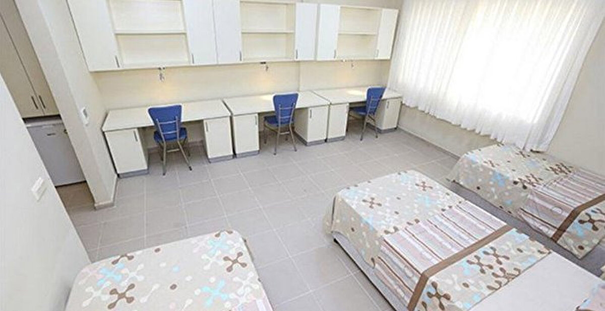 KYK yurt başvurusunda dikkat edilmesi gerekenler<br><br>* Başvurular e-Devlet üzerinden yapılmalıdır.<br>* T.C. kimlik numarası ile giriş sağlanmalıdır.<br>* Öğrenciler, başvuru tarihlerini kaçırmamalıdır.<br>* Hatalı veya eksik bilgiler başvurunun iptaline yol açabilir.<br>* Yurt seçimi yaparken konum, kapasite ve hizmet detayları göz önünde bulundurulmalıdır.