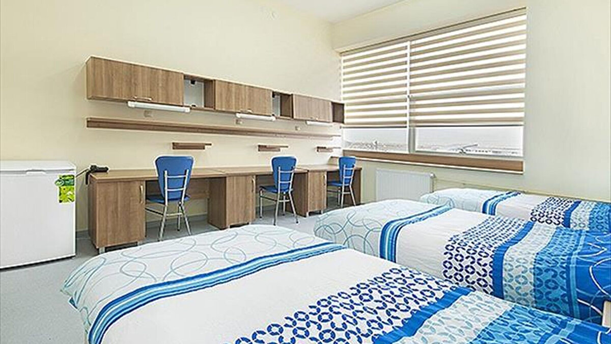 2025-2026 KYK yurt başvuruları ne zaman?
<br>YKS tercihleri 30 Temmuz-11 Ağustos 2025 tarihleri arasında tamamlandı. KYK yurt başvuruları ise YKS sonuçlarının açıklanmasının ardından, genellikle ağustos ayının son günlerinde e-Devlet üzerinden alınmaya başlıyor. Öğrenciler başvurularını T.C. kimlik numaraları ile gerçekleştirecek. Geçtiğimiz yılların takvimleri göz önüne alındığında, başvuruların son günlerini kaçırmamak için öğrencilerin e-Devlet üzerinden takipte kalması öneriliyor.