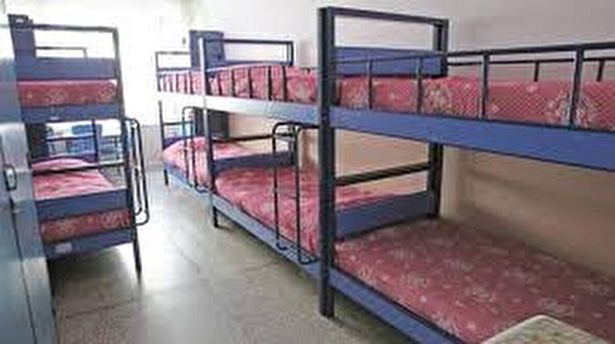 KYK yurt başvurusu nasıl yapılır?<br>
KYK yurt başvuruları tamamen e-Devlet üzerinden alınmaktadır. Başvuru yapacak öğrencilerin:<br>* e-Devlet şifresine sahip olması (şifre PTT’den alınabilir)<br>* Alternatif e-Devlet giriş yöntemlerinden birini kullanabilmesi (internet bankacılığı, e-imza, mobil imza veya T.C. kimlik kartı)<br>Başvuru sırasında e-Devlet’teki öğrenim bilgilerinin doğru olması önemlidir. Hatalı veya eksik bilgilerle yapılan başvurular geçersiz sayılır. Öğrenciler, bilgilerinde eksiklik veya hata varsa üniversite öğrenci işleri ile iletişime geçmelidir.