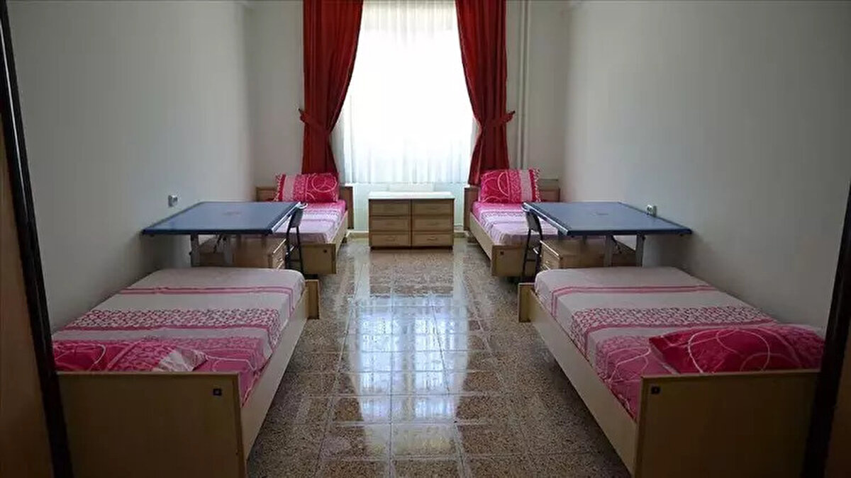 KYK yurt türleri ve ücretleri<br>
Kredi ve Yurtlar Kurumu bünyesinde öğrenciler için 6 farklı yurt tipi bulunmaktadır. Öğrenciler, başvuru sırasında seçtikleri yurt tipine göre ücretlendirme yapacak. Yurt fiyatları; özel yurtlarla kıyaslandığında oldukça avantajlı olup, barınma ve yemek gibi hizmetler öğrencilerin ihtiyacına göre değişmektedir.