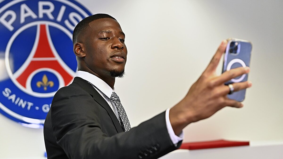 Bayer Leverkusen'de geçen sezon kiralık oynayan Fransız sağ bek, 24 maçta 2 gol kaydetti.<br><br>