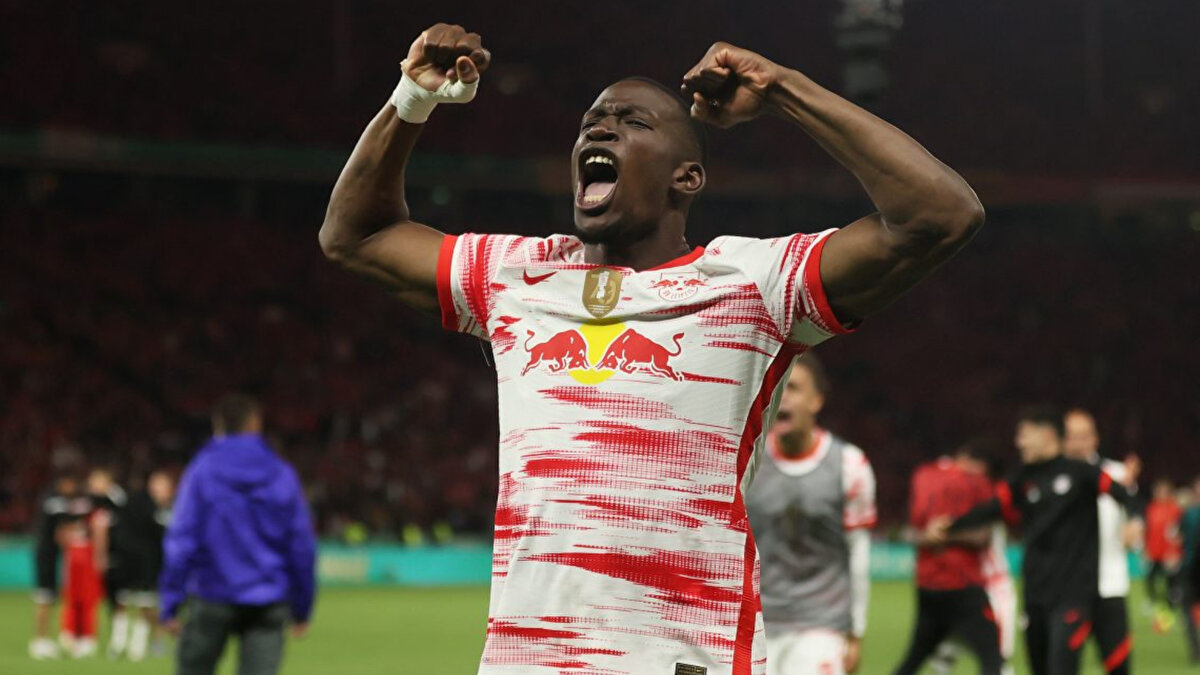 İngiltere basınında, transferin 12 milyon euro bonservis bedeliyle gerçekleştiği öne sürüldü.