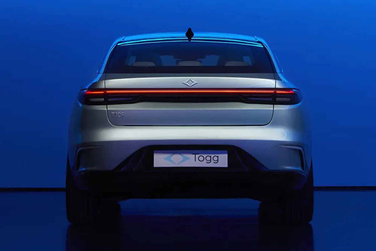 Dijital kokpit, hızlı mobil internet bağlantısı ve Wi-Fi erişim noktası gibi özelliklerle donatılan T10F, sürüş deneyimini en üst seviyeye taşıyor. 