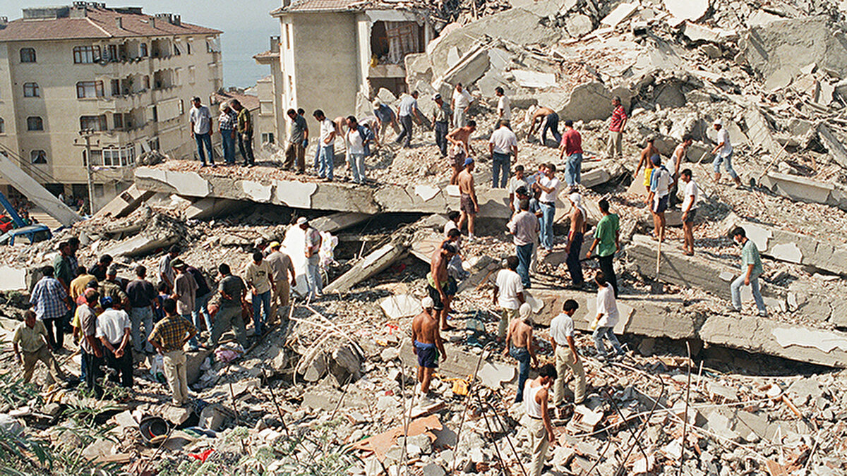 TBMM Deprem Riskinin Araştırılarak Deprem Yönetiminde Alınması Gereken Önlemlerin Belirlenmesi̇ Amacıyla Kurulan Meclis Araştırması Komisyonunun Temmuz 2010 tarihli raporuna göre, depremde 17 bin 480 kişi hayatını kaybetti, 43 bin 953 kişi yaralandı.