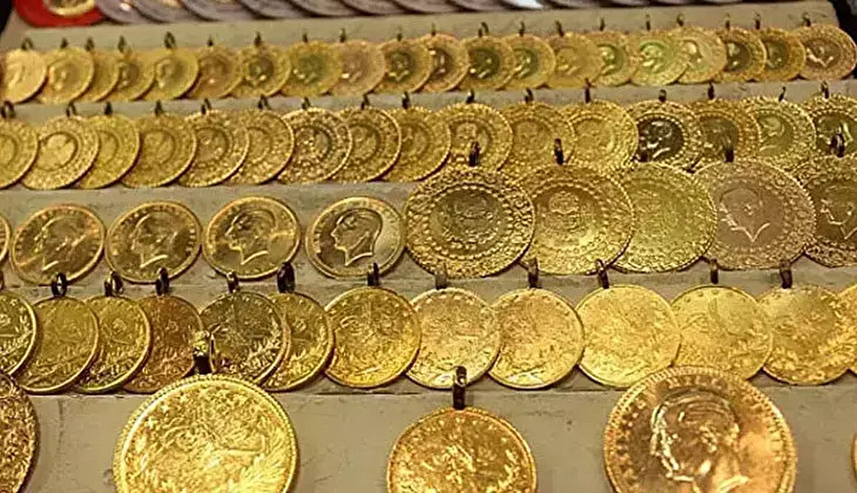 Çeyrek altın fiyatları (17 Ağustos 2025)<br><br>Yatırımcıların en çok tercih ettiği çeyrek altın, bugün 7.166,87 TL seviyesinde bulunuyor. Düğün sezonunun etkisiyle çeyrek altına olan talep artarken fiyatlardaki yükseliş devam ediyor.