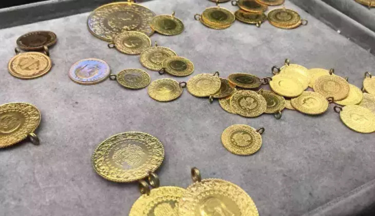 Altın fiyatları 17 Ağustos 2025 Pazar günü yatırımcıların gündeminde yer alıyor. Küresel piyasalarda yaşanan dalgalanmalar, dolar kurundaki hareketlilik ve jeopolitik gelişmeler altının seyrini doğrudan etkiliyor. Gram altın 4.383 TL’den işlem görürken, çeyrek altın 7.166 TL seviyesinde bulunuyor. Peki, bugün yarım altın, tam altın ve Cumhuriyet altını fiyatları ne kadar oldu?