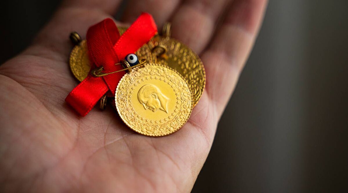 Cumhuriyet ve gremse altın<br><br>* Cumhuriyet altını: 28.579,81 TL<br>* Gremse altın: 71.889,00 TL<br>Koleksiyon değeri taşıyan ve yüksek hacimli yatırımlar için alınan gremse altın fiyatları da yükselişini sürdürüyor.