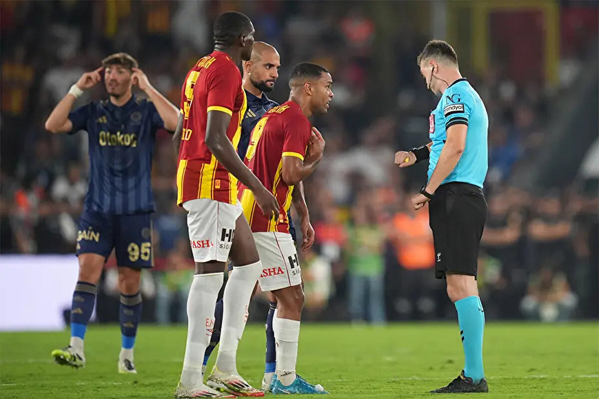 Anadolu Ajansı<br>3. dakikada Amrabat'ın Janderson'a yaptığı müdahale penaltı mı?<br> <br>Bülent Yıldırım: "Tabanla rakibine temas var. Çok net, açık, kanıtlanabilir penaltı. VAR müdahale etmeliydi."<br> <br>Bahattin Duran: "Devam kararı yanlış. Benim için penaltı ve sarı kart olmalıydı."<br> <br>Deniz Çoban: "Bu bir penaltı."