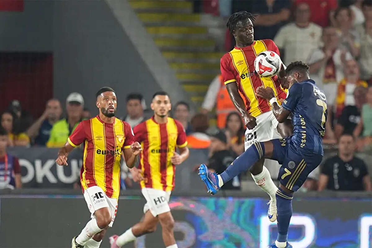 22. dakikada Heliton'un En-Nesyri'ye müdahalesi sonrası devam kararı doğru mu?<br> <br>Bülent Yıldırım: "Tartışmasız faul ve sarı kart."<br> <br>Bahattin Duran: "Heliton, En-Nesyri'yi kolladı ve kolundan tutup düşürdü. Topsuz alanda faul yaptı. Sarı kart olmalıydı."<br> <br>Deniz Çoban: "Topsuz alanda bir ihlal."