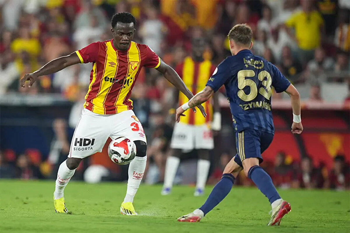 42. dakikada Duran'a gösterilen sarı kart doğru mu? Fazlası olur mu?<br> <br>Bülent Yıldırım: "Dirsek yüze değil göğse geldi. Sarı kart doğru."<br> <br>Bahattin Duran: "Duran pası verdi, mücadele sonlandı. Duran dirseğini aldı, yukarıdan aşağı doğru salladı. Bence amacı rakibinin göğsüne vurmak değildi. Bir silah olarak kullandı. Yüze gelseydi çok net kırmızı diyecektik. Bu haliyle de bu pozisyon kırmızı kart olmalıydı."<br> <br>Deniz Çoban: "Bu bir kırmızı kartın kriterlerinden biri; nereyle nereye? Vücudun hassas olan yeri var, olmayan yeri var? Elmacık kemiğine gelse kırar. Parmağı göze sokarsınız yaralayıcıdır, göğse bastırırsanız faul olmaz. Kramponun vidasıyla yaralar, üstüyle yaralamaz. Bu önemli bir kriter, nereyle nereye? Bu bir şiddetli hareket. Top için mücadele yok. Kolu araç mı, silah mı; dirseğinin sivri tarafını kullandı, bence silah. Niyeti de kötü bence. Bu dirsek göğse geldi. Benim açımdan bu kırmızı kart olmalıydı."