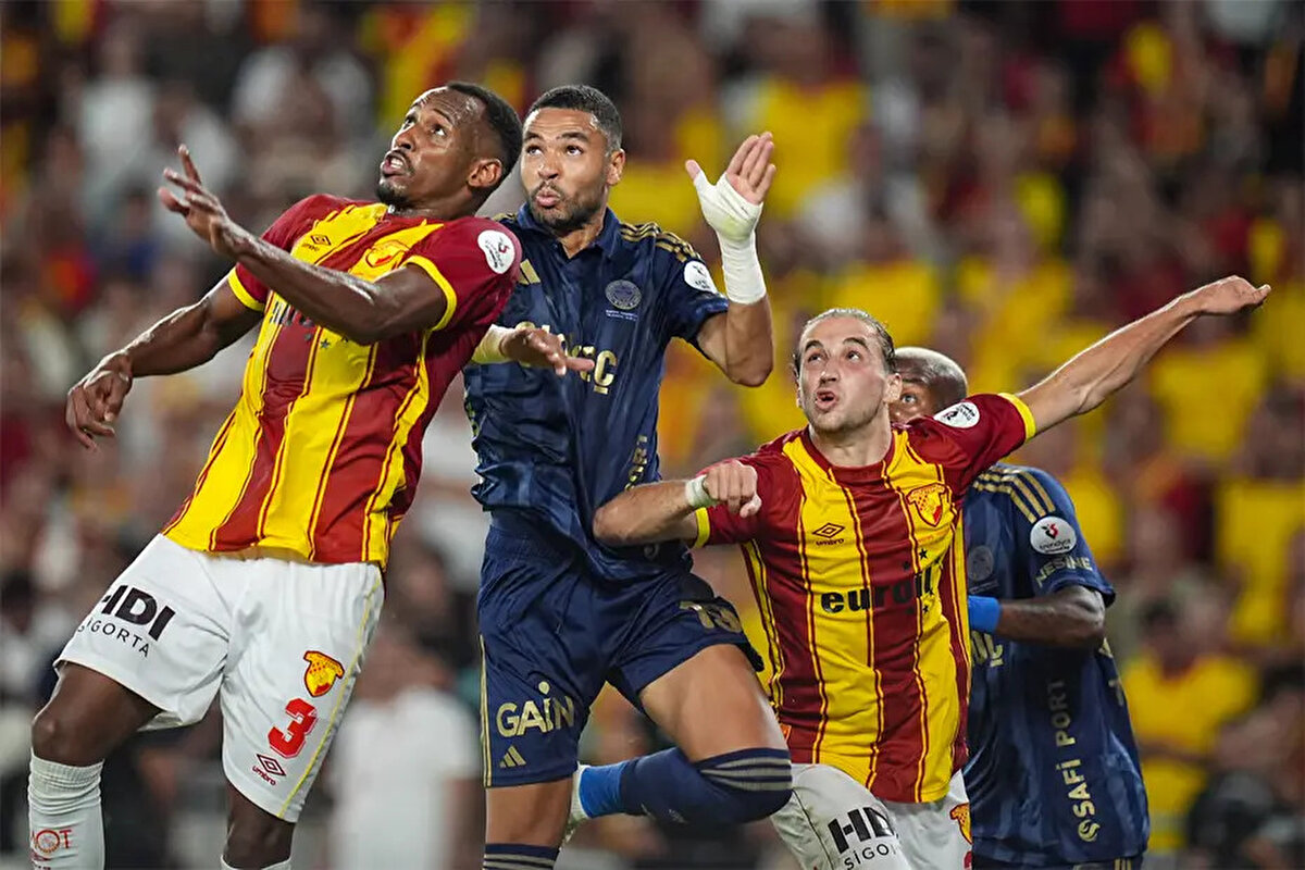 17. dakikada Fred'e yapılan müdahale sonrası devam kararı doğru?<br> <br>Bülent Yıldırım: "Dizle, Fred'e yapılan net faul kaçmış."<br> <br>Bahattin Duran: "Hava topuna diz önde çıkılmaz. Kontrolsüz faul. Çok net faul ve sarı kart."<br> <br>Deniz Çoban: "Faul ve sarı kart olmalıydı."