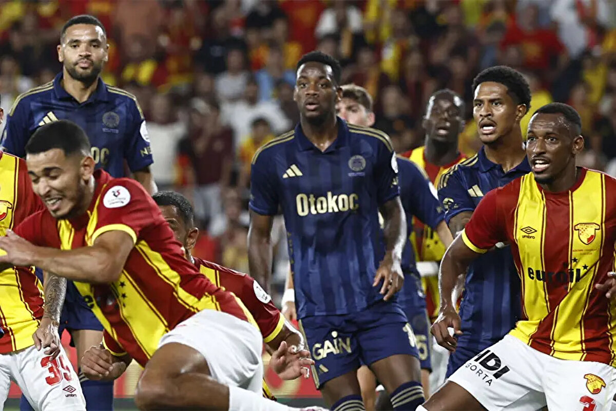 8. dakikada Szymanski'nin yerde kaldığı pozisyonda devam kararı doğru mu?<br> <br>Bahattin Duran: "Devam kararı doğru."<br> <br>Bülent Yıldırım: "Sınırda bir pozisyon. Göztepeli oyuncunun sol diz hamlesi riskli ve dikkatsiz. Ancak bu şarj hakemin genel oyun prensibinde saygı duyuyorum."<br> <br>Deniz Çoban: "Devam kararı doğru."