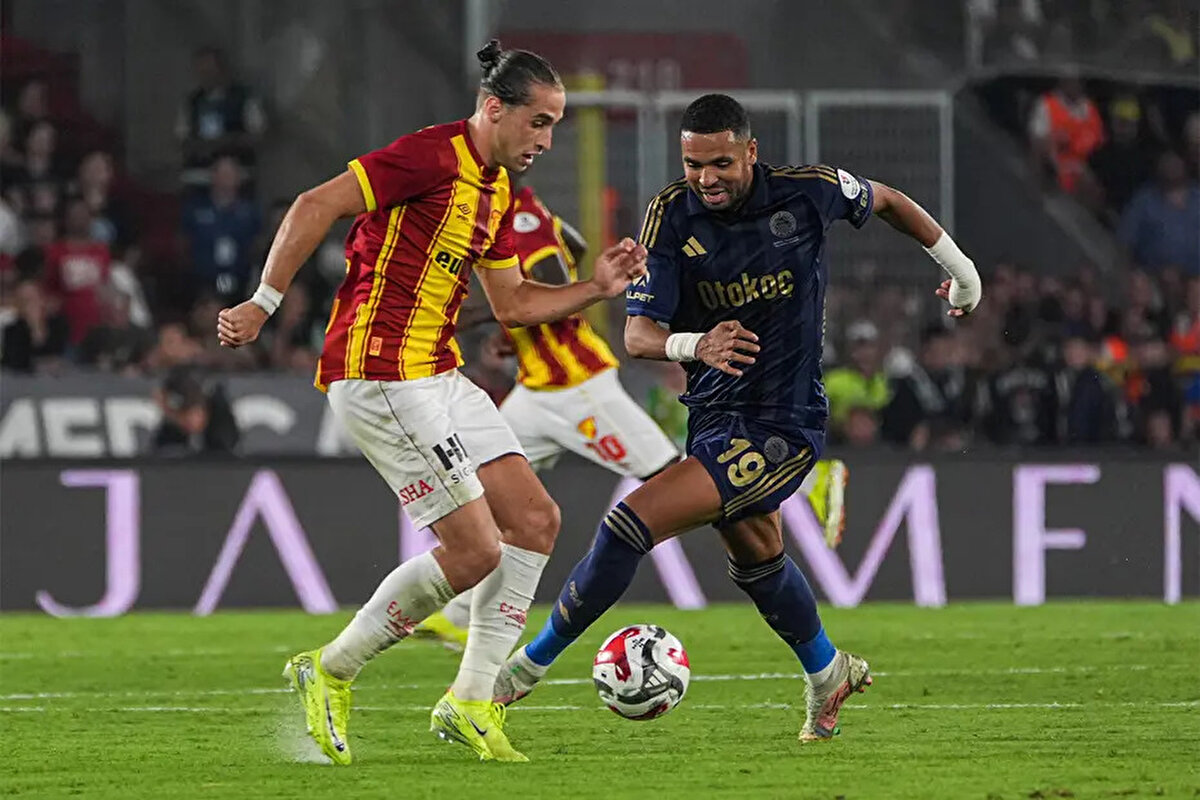 20. dakikada En-Nesyri'ye gösterilen sarı kart doğru mu?<br> <br>Bahattin Duran: "Rakibini görünce ayağını geri çekti ve temas olmadı. Sarı kart kararı yanlış."<br> <br>Bülent Yıldırım: "Temas yok. Hamlesi yok, taban göstermedi. En-Nesyri hissedince ayağını geri çekti. Yanlış sarı kart."<br> <br>Deniz Çoban: "Yanlış bir sarı kart."