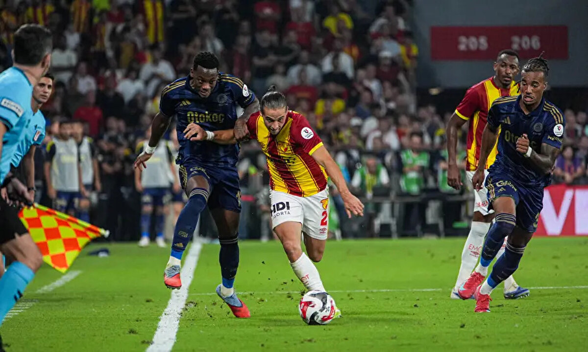 6. dakikada Duran'ın yerde kaldığı pozisyonda devam kararı doğru mu?<br> <br>Bülent Yıldırım: "Devam kararı doğru."<br> <br>Bahattin Duran: "Devam kararı doğru."<br> <br>Deniz Çoban: "Devam kararı doğru."