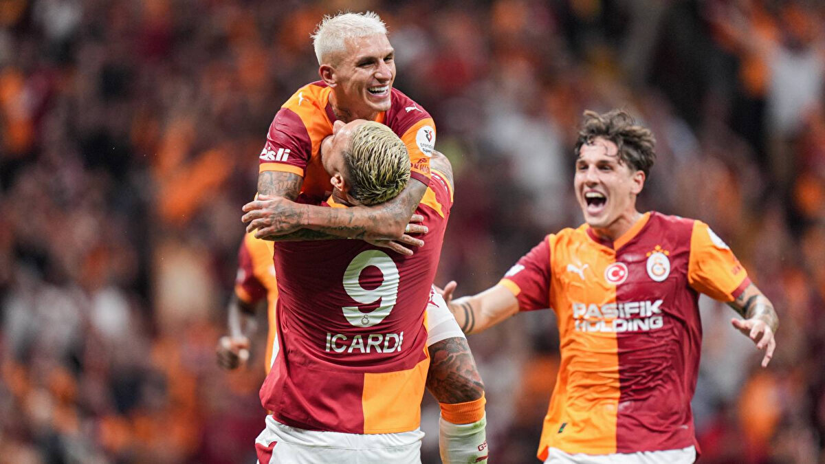 Galatasaray'ın Arjantinli golcüsü Mauro Icardi, Fenerbahçe'nin deplasmanda Göztepe ile golsüz berabere kaldığı maç sonrası taraftarı şaşırtan bir paylaşım yaptı.<br>