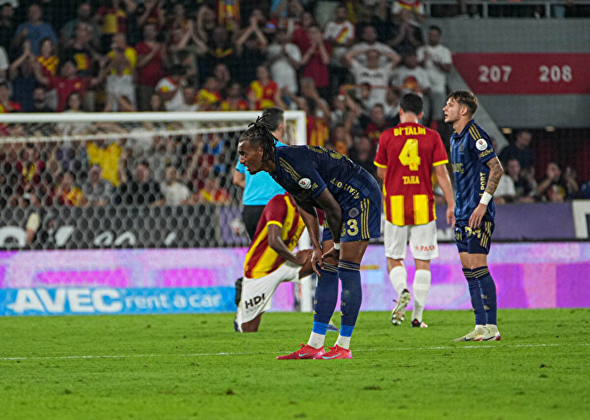 Puan kaybının ardından Fenerbahçe'ye yakınlığıyla bilinen gazeteci Serdar Ali Çelikler, çarpıcı açıklamalarda bulundu. Çelikler, ikinci haftadan ligin bittiğini dile getirdi.<br>