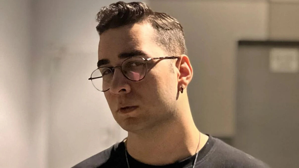 Kick’te yayın yapan Jrokez’in kaza geçirdiği haberlerinin yayılması, birçok yayıncıyı da harekete geçirdi.<br><br>Yayıncı Eray Can Özkenar, Jrokez’e ulaşamayınca apar topar yayını kapattı.<br><br>Bir başka yayıncı Grimnax, Jrokez’den haber alınamaması üzerine wtcN’i aradı. Telefonda “Kaza olmuş. Ferit’in sesi bayağı kötüydü. Siz dualarınızı eksik etmeyin.” ifadelerini kullandı.<br>