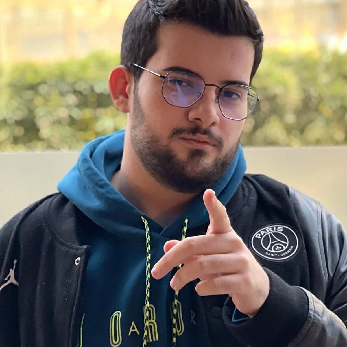 Gerçek adıyla Oğuzhan Dalgakıran, yayıncılık kariyerine Twitch platformunda başladı. Bir dönem Kendine Müzisyen’in de yer aldığı “Twitch Erik Dalı” grubunda bulundu. 