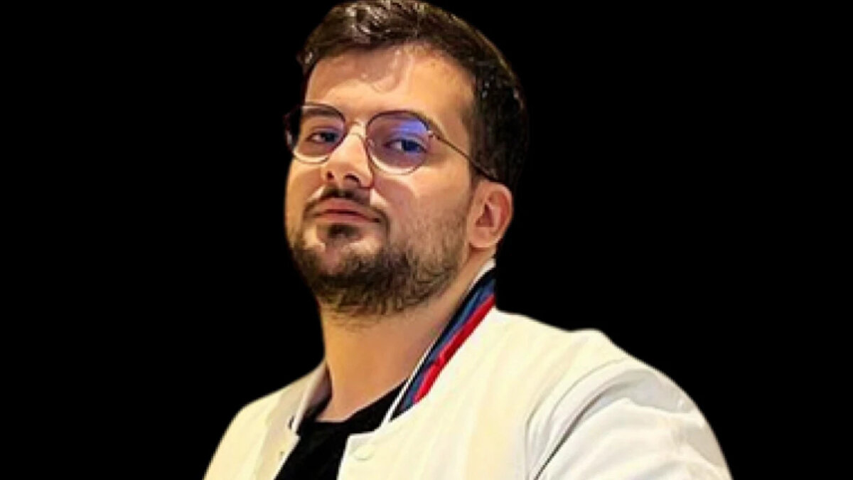 Daha sonra yayınlarını Kick platformuna taşıdı. Jrokez, genellikle oyun yayınları ve sohbet içerikleriyle tanınıyor.<br><br>Twitch’te yaklaşık 600 bin, Instagram’da 116 bin, Twitter’da 74 bin ve YouTube’da 70 bin kişi tarafından takip ediliyordu.<br><br>Jrokez, Fenerbahçe'ye olan bağlılığıyla da tanınıyordu.<br><br>2020’de “Yılın Spor Oyunları Yayıncısı” ödülünü kazanarak dijital içerik alanındaki başarısını tescillemiştir.