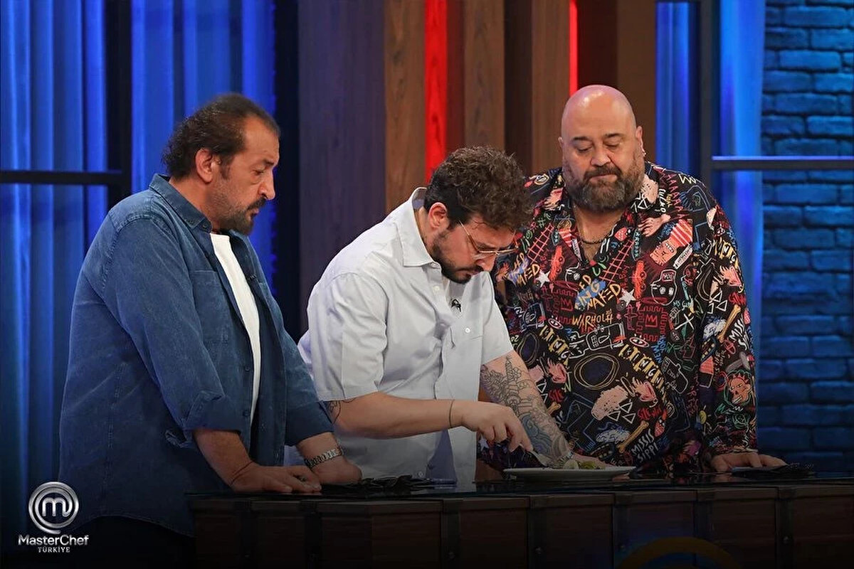 MasterChef ana kadroya kim girdi?<br><br>MasterChef Türkiye’de yedeklerden ana kadroya katılan ikinci isim belli oldu. Şeflerin değerlendirmesi sonucunda en başarılı tabağı yapan Bilal, ana kadroya dahil olmayı başardı. Böylece yarışmada heyecan giderek artarken, izleyicilerin merakla beklediği sorulardan biri daha yanıt buldu.